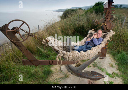 Kevin mccloud avec son hangar à watchet, Somerset. Banque D'Images