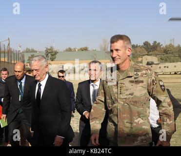 Le Secrétaire général de l'OTAN, Jens Stoltenberg est actuellement en visite en Afghanistan avec le ministre de la Défense, James Mattis Banque D'Images