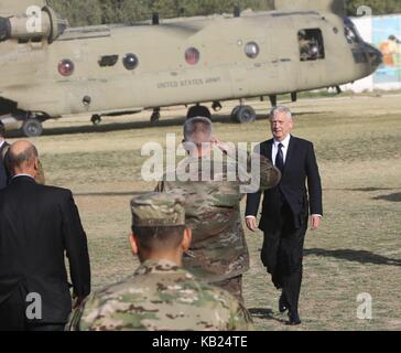 Le Secrétaire général de l'OTAN, Jens Stoltenberg est actuellement en visite en Afghanistan avec le ministre de la Défense, James Mattis Banque D'Images