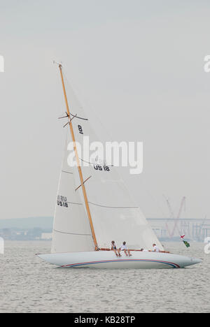 Voilier Angelita, une classe 8M double-ender construit en 1928, voiles dans une course en Rhose Island, USA, après une restauration complète. Banque D'Images