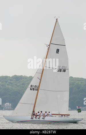 Voilier Angelita, une classe 8M double-ender construit en 1928, voiles dans la baie de Narragansett, Rhode Island. Banque D'Images