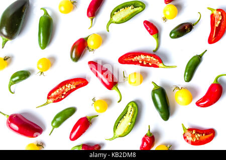 Les poivrons et tomates cerises colorés sur fond blanc isolé Banque D'Images