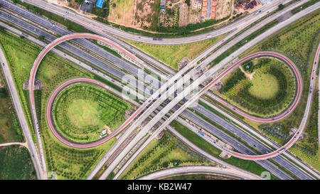 Sur la route de l'œil de l'oiseau - autoroute ville viwe - drone -Vue de dessus Banque D'Images