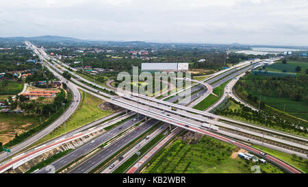 Sur la route de l'œil de l'oiseau - autoroute ville viwe - drone -Vue de dessus Banque D'Images