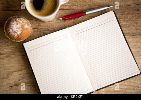 Ordinateur portable blanc ouvert et tasse de café sur la vieille table en bois Banque D'Images