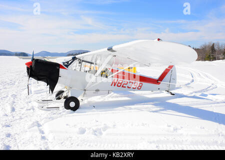 Vintage 1977 PA-18 Super Cub en skis stationné sur le lac Pleasant dans le parc des Adirondack. Banque D'Images