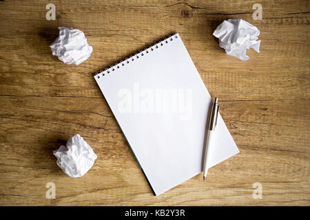 Concept - aucune idée , vide portable sur table en bois avec des papiers froissés autour de Banque D'Images