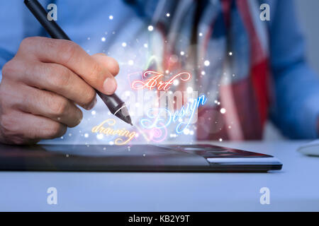 Main de concepteur graphique sur tablette graphique Banque D'Images