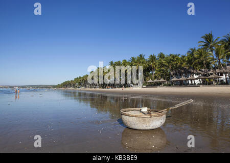 Vietnam, Mui ne, Mui ne Beach, bateau de pêche typique de Coracle sur la plage, Banque D'Images