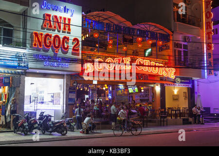 Vietnam, Nha Trang, bar typique, extérieur, la nuit, Banque D'Images