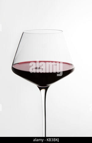 Verre de vin rouge, vin, dégustation, dégustation de vin, dégustation de vin, alcool, vin, vin de masse de la distribution, le viticulteur, le vin rouge, verre à vin, noblement, de boire, de coût, de goût, de profiter, de la consommation, mûr, la consommation de vin, l'arôme, fragrantly, fruité, les amateurs de vin, cave master, spécialisation, boisson, alcool, boissons, studio, cut out, verre à vin rouge, Banque D'Images