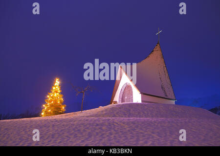 Autriche, Tyrol, mieming, chapelle avec arbre de Noël, Banque D'Images