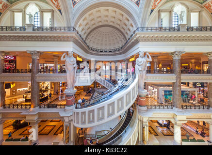 Vue intérieure du Forum Shoppes à Las Vegas au Nevada. Banque D'Images