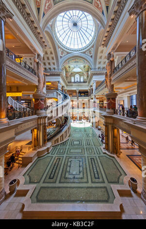 Vue intérieure du Forum Shoppes à Las Vegas au Nevada. Banque D'Images