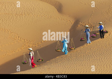 Vietnam, Mui Ne, dune de sable, les femmes assument les coûts, Banque D'Images