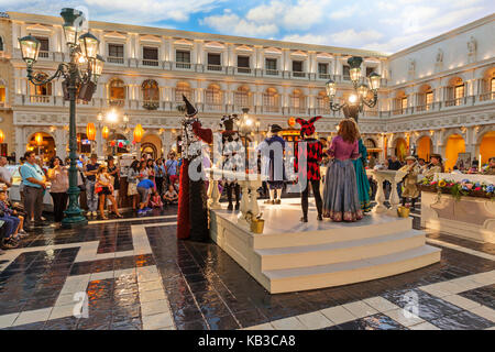 Les acteurs de la Renaissance en costumes d'effectuer dans le centre commercial de Venise à Las Vegas, Nevada. Banque D'Images