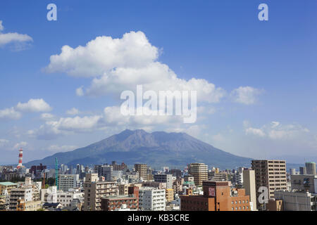 Le Japon, Kagoshima, Kyushu, paysage urbain avec volcan Sakurajima, Banque D'Images
