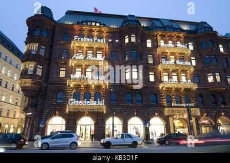 Allemagne, Hambourg, vue de la rue jungfernstieg n la grande rue commerçante, pâle, passage trimestre, saint valentin au tribunal de Hambourg, l'achat de passage, heureux festival, en plusieurs langues, les langues, l'Europe, ville, centre, ville, rue, scène de rue, tourisme, période de noël, weihnachtsreit journeyling, ville, voyage, lumière, Noël, vacances, bijoux d'achat de noël, shopping, shopping, hiver, jungfernstieg, façade, soir, Banque D'Images