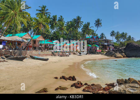 L'Inde, Goa, plage de Palolem, de palmiers et de bungalows Banque D'Images