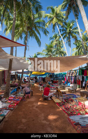 L'Inde, Goa, Anjuna, marché aux puces, les étals du marché à l'ombre Banque D'Images