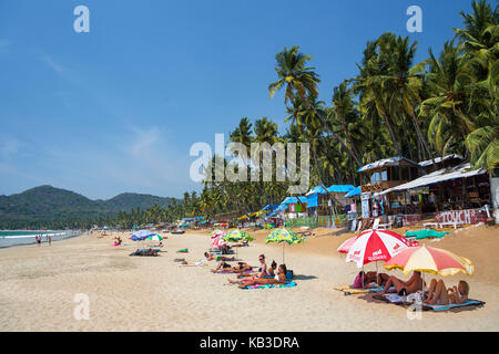 Inde, Goa, plage de Palolem, touristes pendant le soleil Banque D'Images