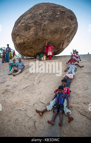 Inde, Tamil Nadu, Mamallapuram, Krishna's Butter ball, rock ball, jouer des enfants Banque D'Images