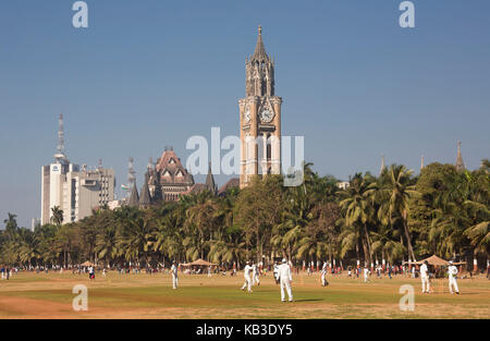 L'Inde, Maharashtra, Mumbai, Bombay, quartier de Colaba, clocher de l'université, cricketspiel Banque D'Images