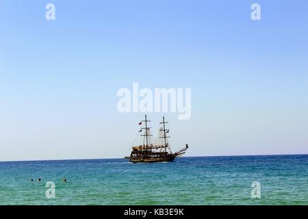 Navigation de plaisance navire pour excursions en mer sur la riviera turque Antalya (Turquie) en juillet 2017. Banque D'Images