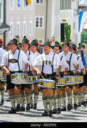 85. Loisachgaufest des clubs traditionnels de costumes de Bad Tölz, Banque D'Images