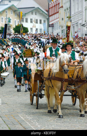 85. Loisachgaufest des clubs traditionnels de costumes de Bad Tölz, Banque D'Images