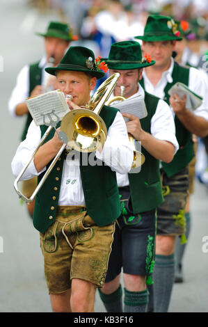 85. Loisachgaufest des clubs traditionnels de costumes de Bad Tölz, Banque D'Images