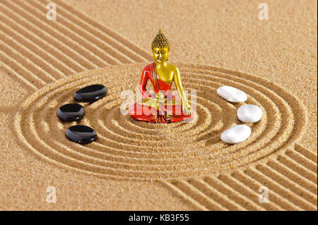 Jardin zen avec figurine Bouddha, Banque D'Images