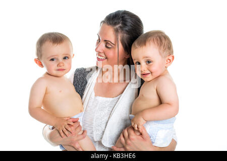 Mère et son jeune frère jumeaux isolated on white Banque D'Images