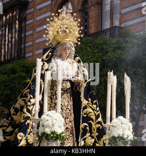 SÉVILLE, ESPAGNE – 16 MARS 2014 : procession de la Vierge de l'espérance de Macarena à Séville, Espagne. Photo prise le 16 mars 2014 Banque D'Images