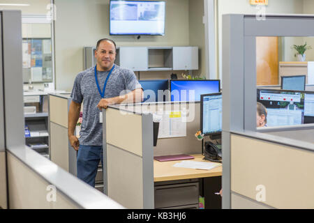 Portrait d'un ingénieur au centre de service à la clientèle permanent d'electric power plant Banque D'Images