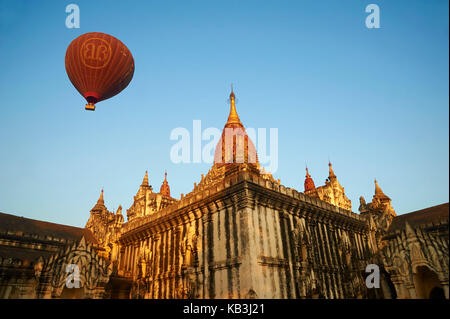 Les ballons à air chaud sur le complexe du temple bagan, Myanmar, l'Asie, Banque D'Images