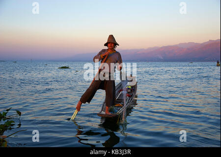 Pêcheur sur le lac Inle, Myanmar, l'Asie, Banque D'Images