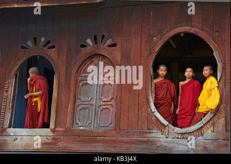 Jeunes moines dans le shwe-yan-pyay-cloître, le Myanmar, l'Asie, Banque D'Images