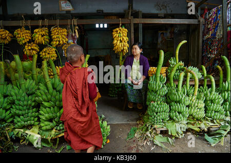 Monk at a market stall, Mandalay, Myanmar, l'Asie, Banque D'Images