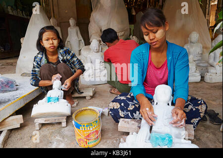 Les jeunes femmes ont produit des sculptures de bouddha, le Myanmar, l'Asie, Banque D'Images