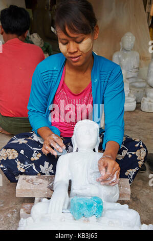 Sculpture de bouddha, au Myanmar, en Asie fabrique les femmes, Banque D'Images