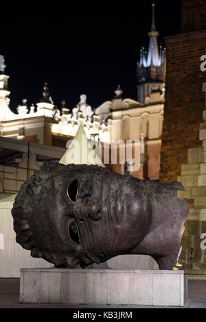 'Eros Bendato" par Igor Mitoraj, sur la place principale de Cracovie, Pologne, Europe Banque D'Images