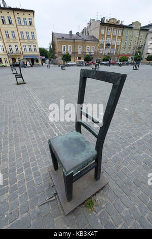 Des chaises en métal dans la mémoire des juifs tués sur la Place des Héros du Ghetto, Cracovie, Pologne, Europe Banque D'Images