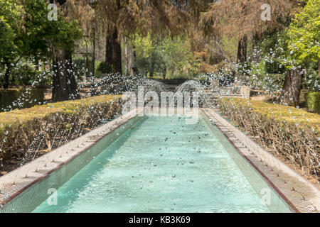 Fontaines dans le parc Maria Luisa de Séville, Espagne Banque D'Images