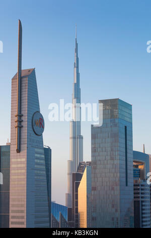 Émirats arabes unis, dubai, dubaï, eleavted vue sur la route Sheikh Zayed et tour Burj Khalifa, plus haut bâtiment du monde, 2016, dusk Banque D'Images