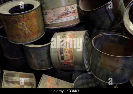 Bonbonnes de Zyklon B utilisé dans les camps de concentration nazis Auschwitz's chambres à gaz, Pologne Banque D'Images