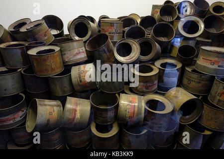 Bonbonnes de Zyklon B utilisé dans les camps de concentration nazis Auschwitz's chambres à gaz, Pologne Banque D'Images