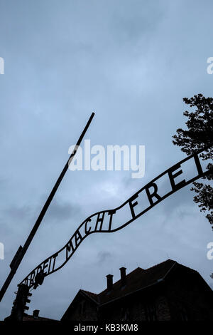 Arbeit macht frei signe à la porte d'entrée d'Auschwitz camp de concentration Nazi, Pologne Banque D'Images