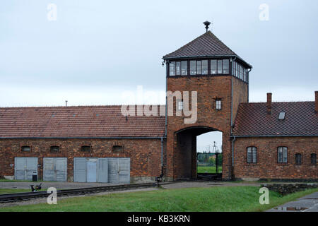 La porte d'entrée d'Auschwitz II Birkenau camp de concentration nazi de la DEUXIÈME GUERRE MONDIALE, Pologne Banque D'Images