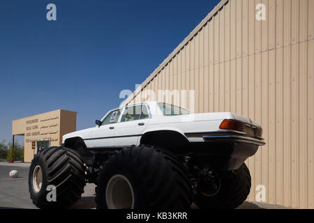 Émirats arabes unis, Abu Dhabi, shanayl, Emirates national car museum, car collection de cheikh Hamad bin Hamdan al Nahyan, également connu sous le nom de cheikh arc-en-ciel, Mercedes 450 4x4 monster truck Banque D'Images